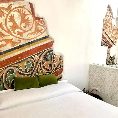 Bright Frescoed Attic In The Center, Parking Free! דירה ברשה