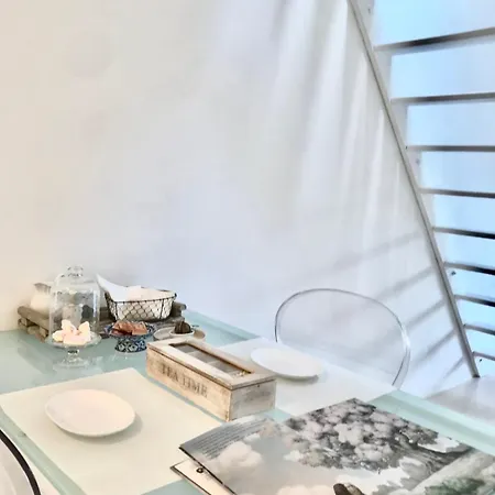 Bright Frescoed Attic In The Center, Parking Free! דירה ברשה