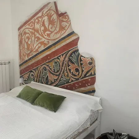 Bright Frescoed Attic In The Center, Parking Free! דירה ברשה