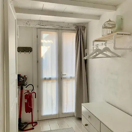 Bright Frescoed Attic In The Center, Parking Free!