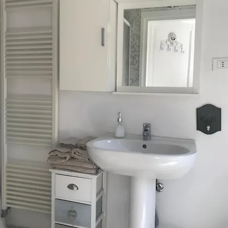 Bright Frescoed Attic In The Center, Parking Free! * ברשה
