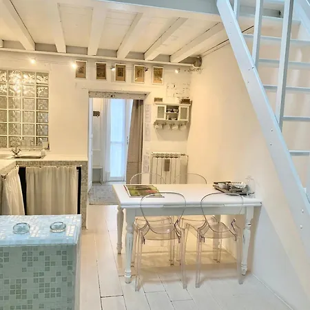 Bright Frescoed Attic In The Center, Parking Free!