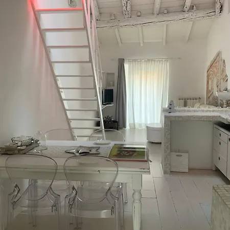 Bright Frescoed Attic In The Center, Parking Free! דירה ברשה