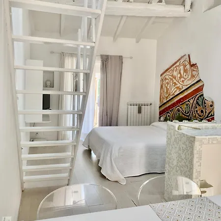 Bright Frescoed Attic In The Center, Parking Free! *