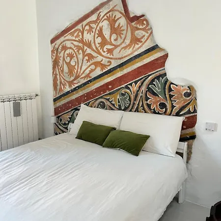 Bright Frescoed Attic In The Center, Parking Free! *