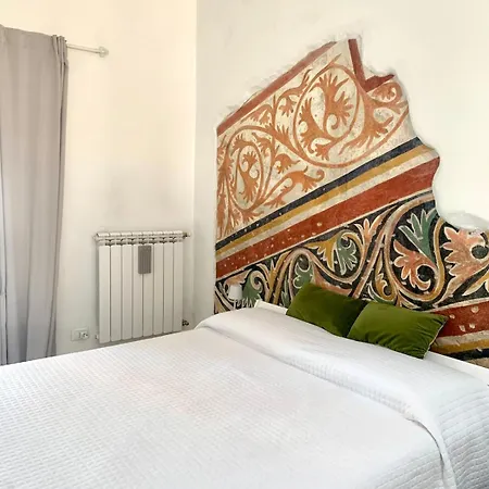 Bright Frescoed Attic In The Center, Parking Free! דירה ברשה