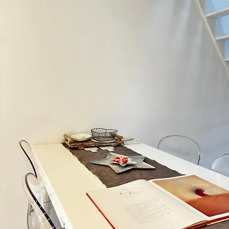 Bright Frescoed Attic In The Center, Parking Free! דירה