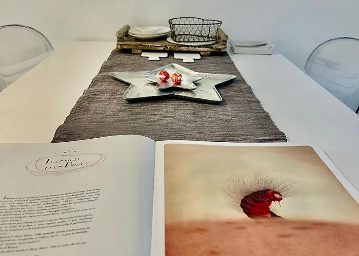 Bright Frescoed Attic In The Center, Appartamento *