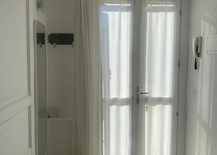 Appartamento Bright Frescoed Attic In The Center,