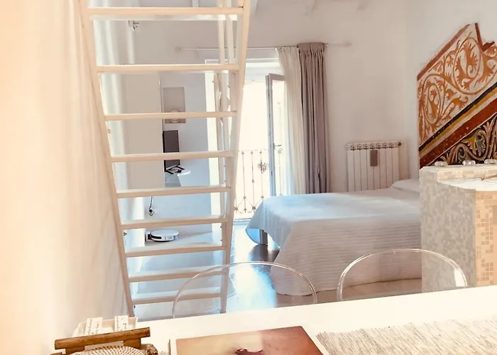 Appartamento Bright Frescoed Attic In The Center, *