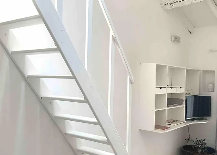 Apartment Bright Frescoed Attic In The Center, Brescia