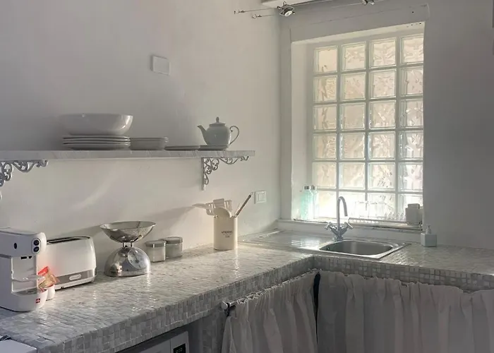 Bright Frescoed Attic In The Center, Appartamento *