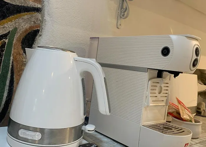 Bright Frescoed Attic In The Center, Appartamento *