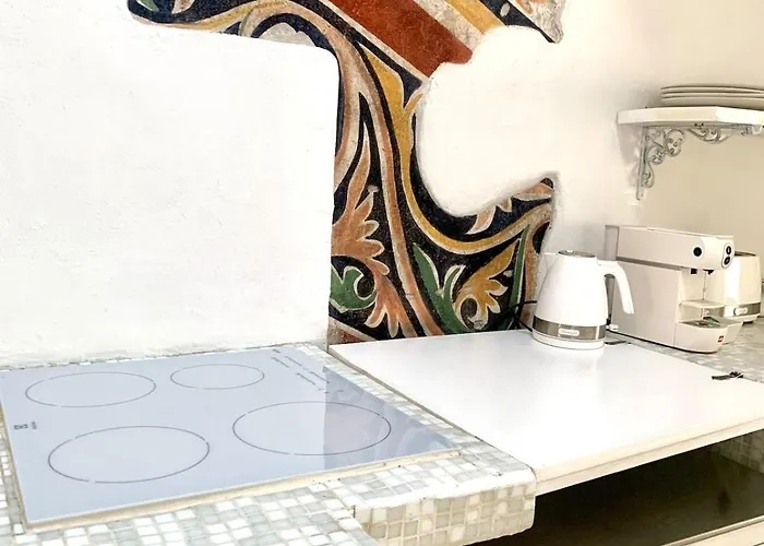 Bright Frescoed Attic In The Center, Appartamento