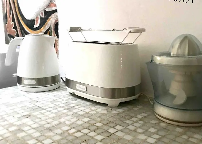 Bright Frescoed Attic In The Center, Appartamento