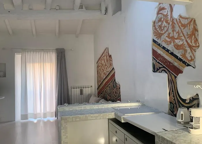 Bright Frescoed Attic In The Center, Appartamento