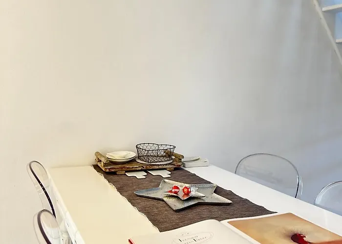 Bright Frescoed Attic In The Center, Appartamento