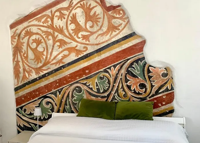 Appartamento Bright Frescoed Attic In The Center, *